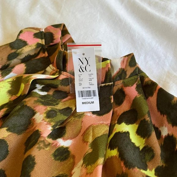 NWT Abstract Pink Leopard Print Mock-Neck Blouse - Medium - Picture 6 of 6